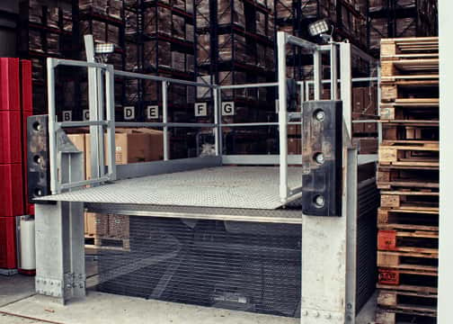 platformă de încărcare la intrarea în fabrică